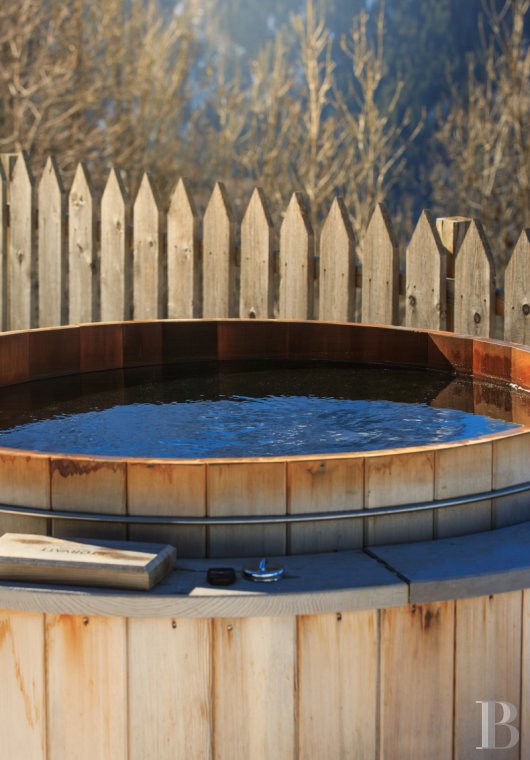 En Savoie, dans un hameau de la vallée de la Tarentaise, un grand chalet traditionnel rénové avec soin - photo  n°6
